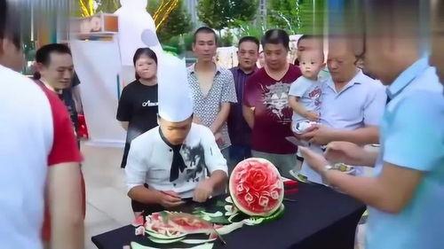 摆摊吃瓜群众,摆摊吃瓜群众的市井生活剪影